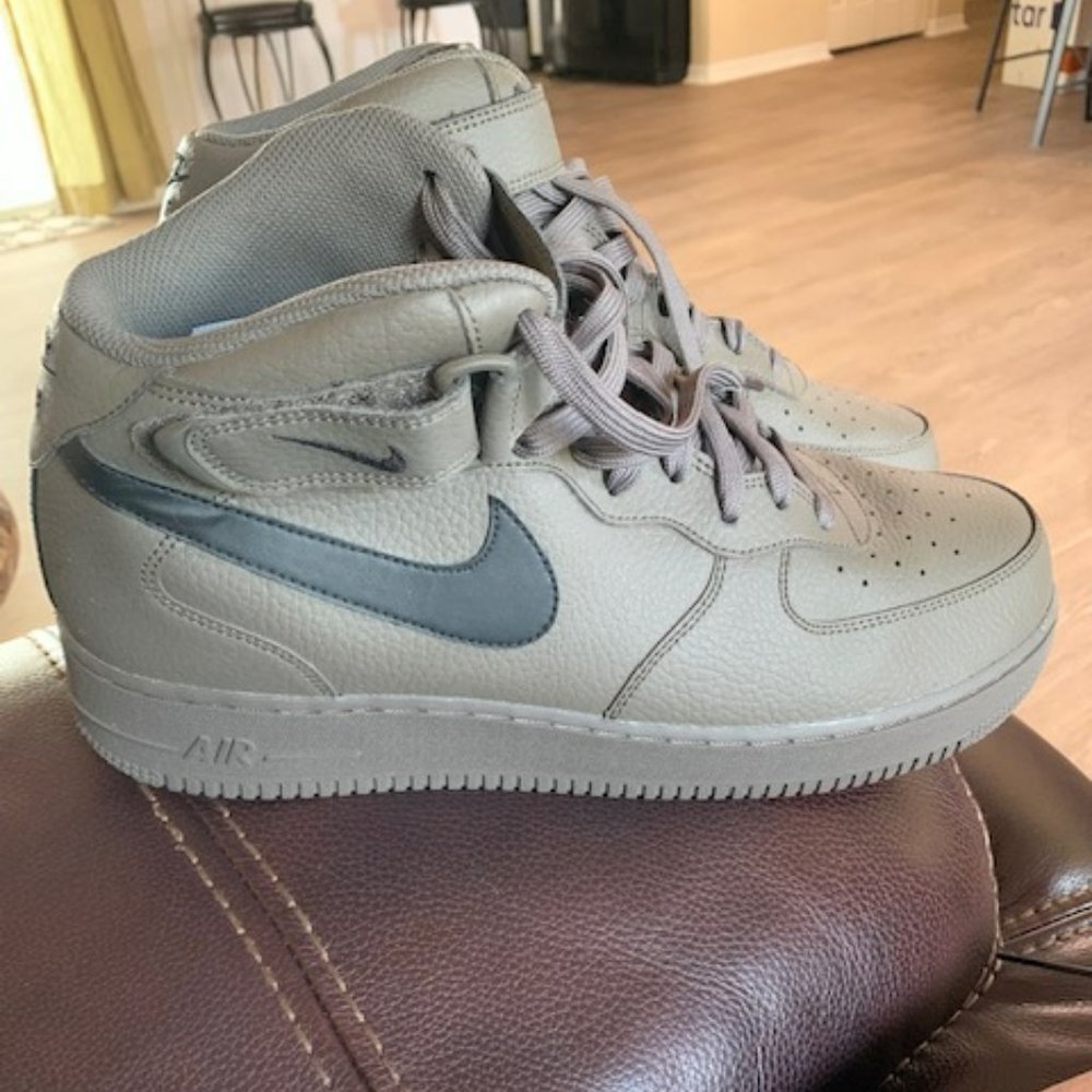 Nike Mens size 11.5 gray